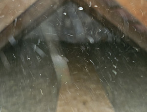 Zateplení stropu rodinného domu pomocí foukané izolace